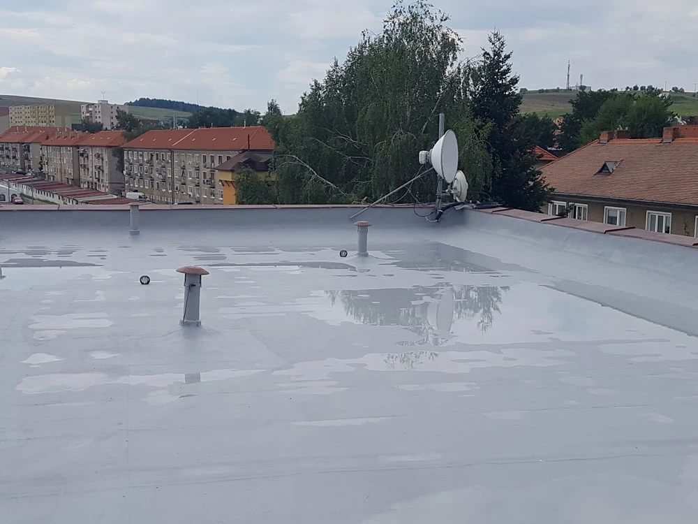 SANAKRYL TOP sivý aplikovaný na rovnej streche