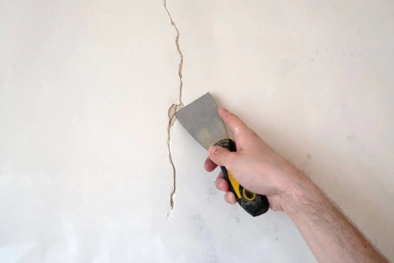 Ako opraviť omietku? Návod na opravu prasklín nie len okolo okien